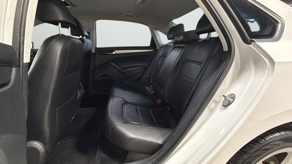 Used 2015 Volkswagen Passat TDI SE image 35
