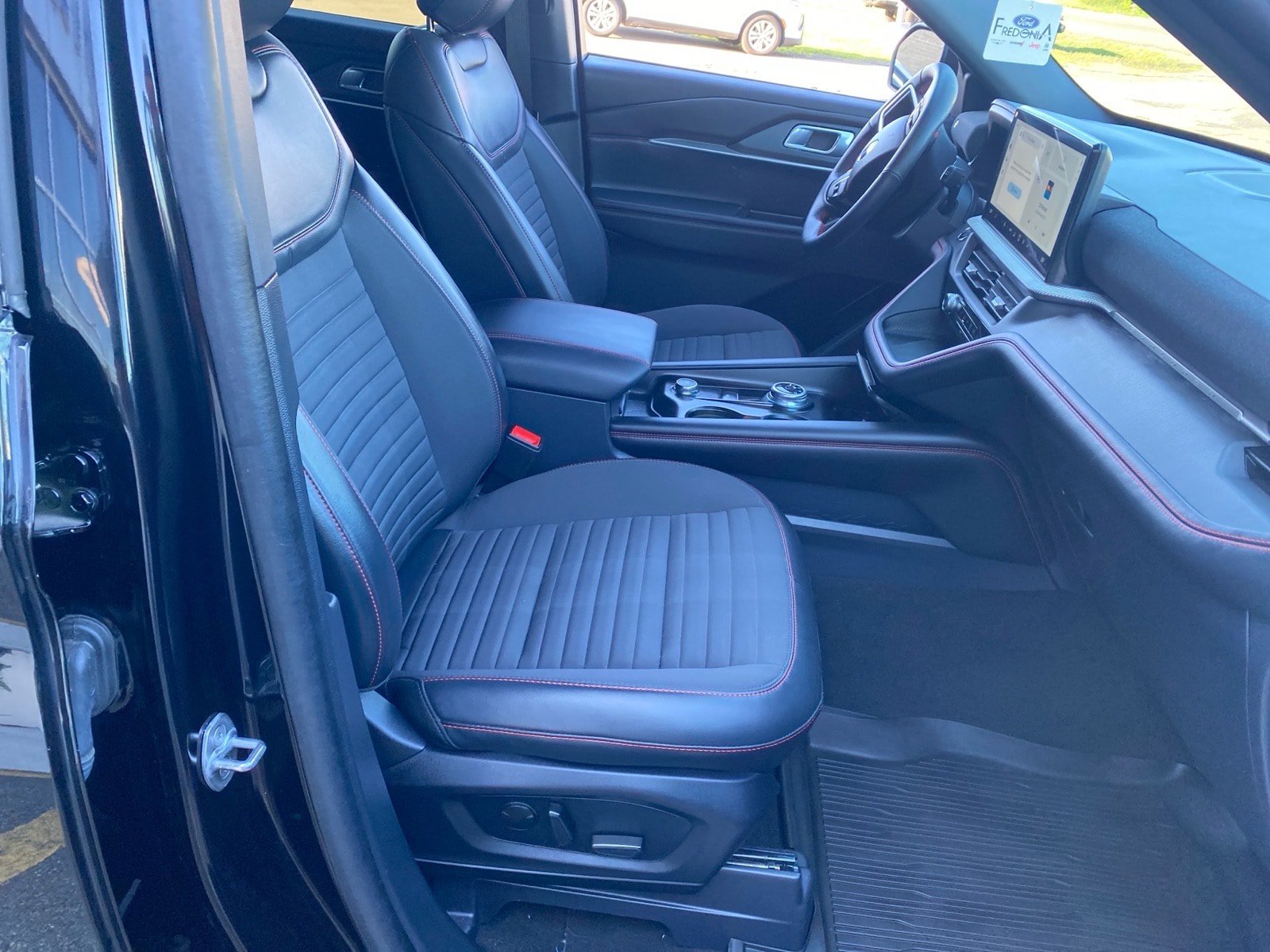 Used 2025 Ford Explorer ST-Line AWD/4WD image 25
