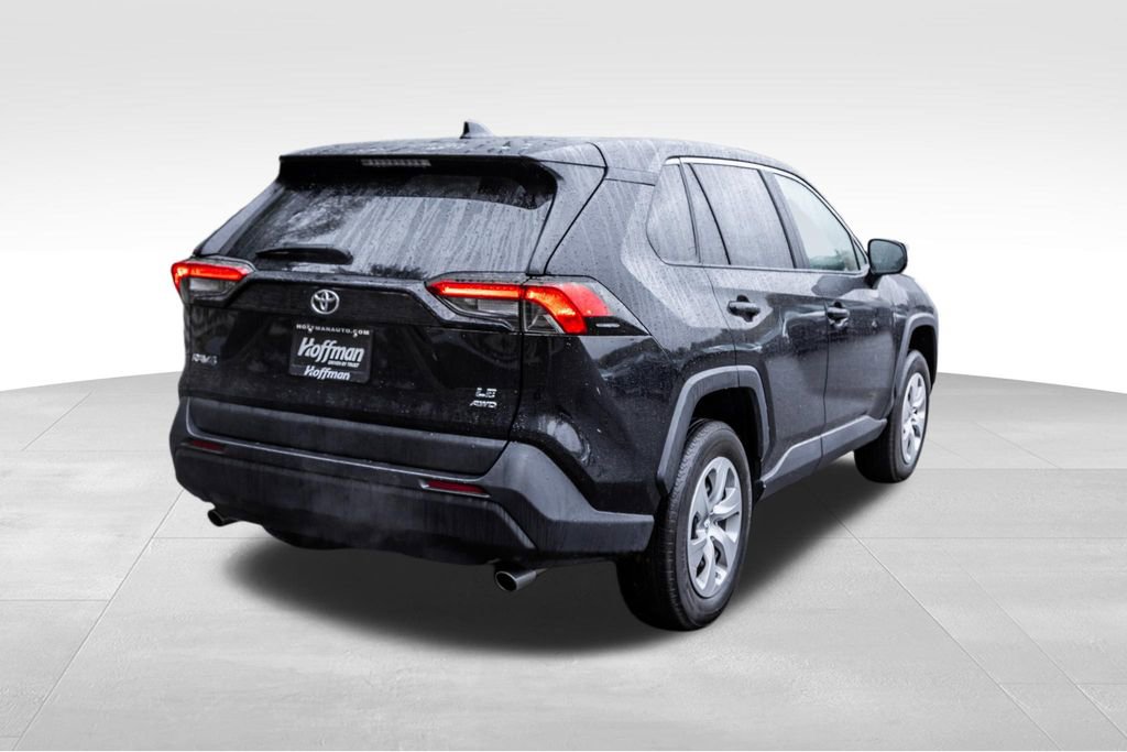 Used 2024 Toyota RAV4 LE AWD/4WD image 4