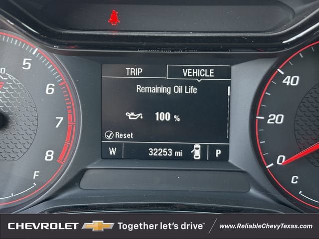 Used 2025 Chevrolet Trax RS w/ Sunroof Package FWD image 17