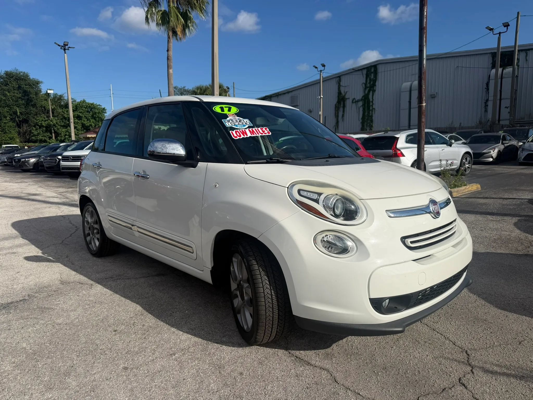 Used 2017 FIAT 500L Lounge FWD image 3