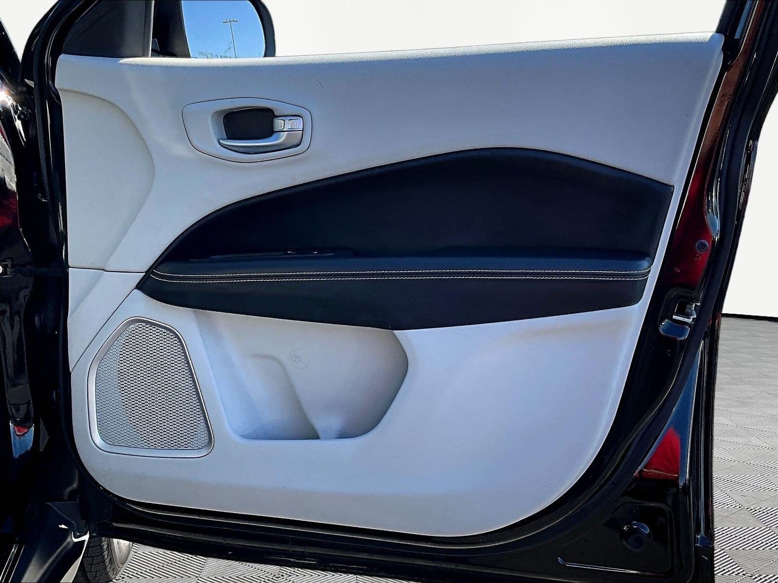 Used 2018 Jeep Compass Latitude w/ Popular Equipment Group FWD image 27