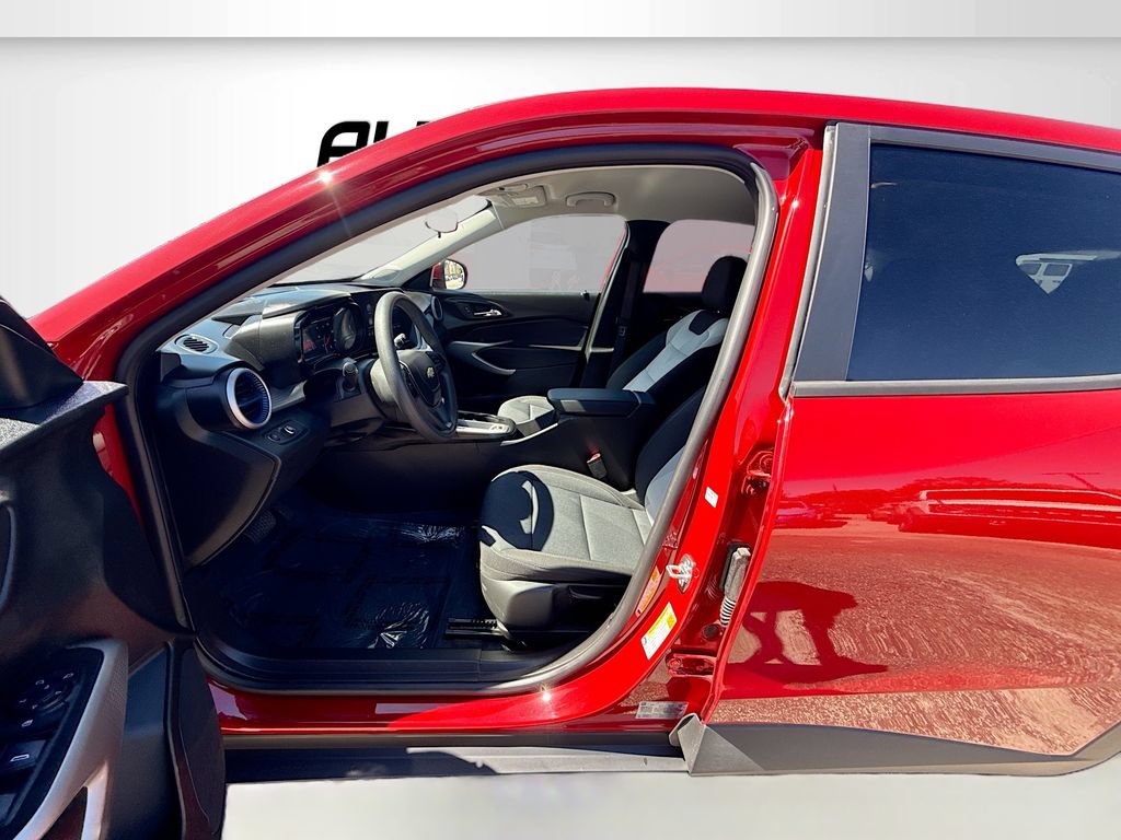 Used 2026 Chevrolet Trax LS w/ LS Convenience Package FWD image 19