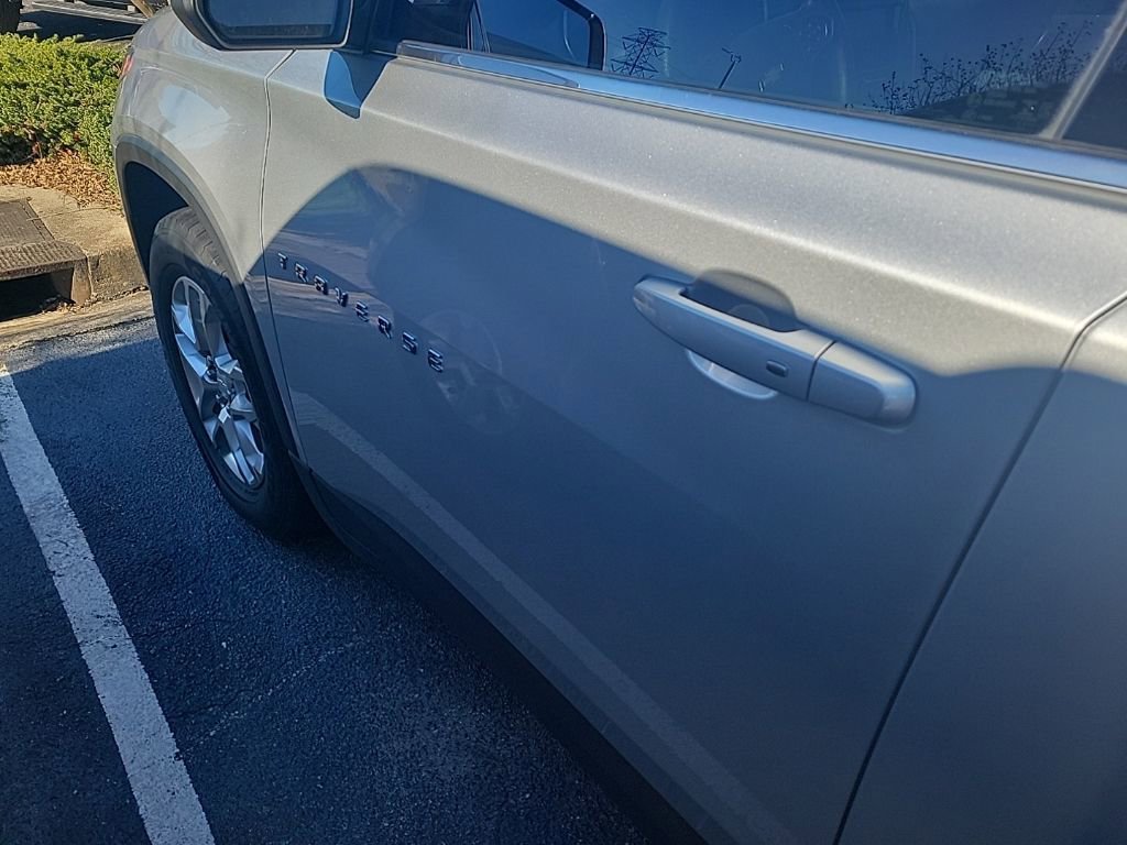 Used 2021 Chevrolet Traverse LS image 18