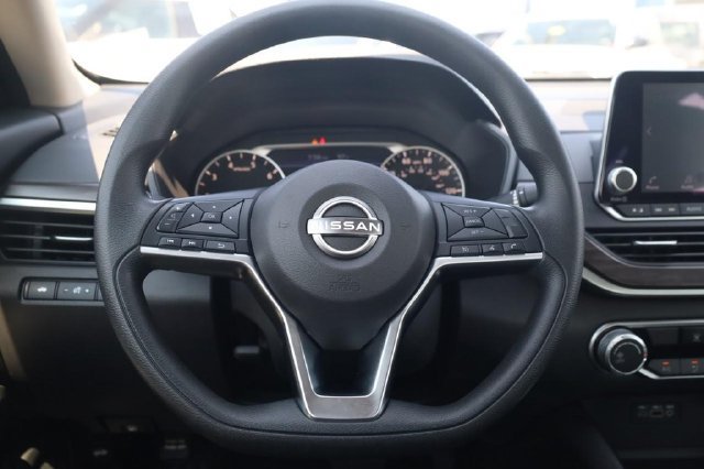 Used 2024 Nissan Altima 2.5 SV FWD image 8