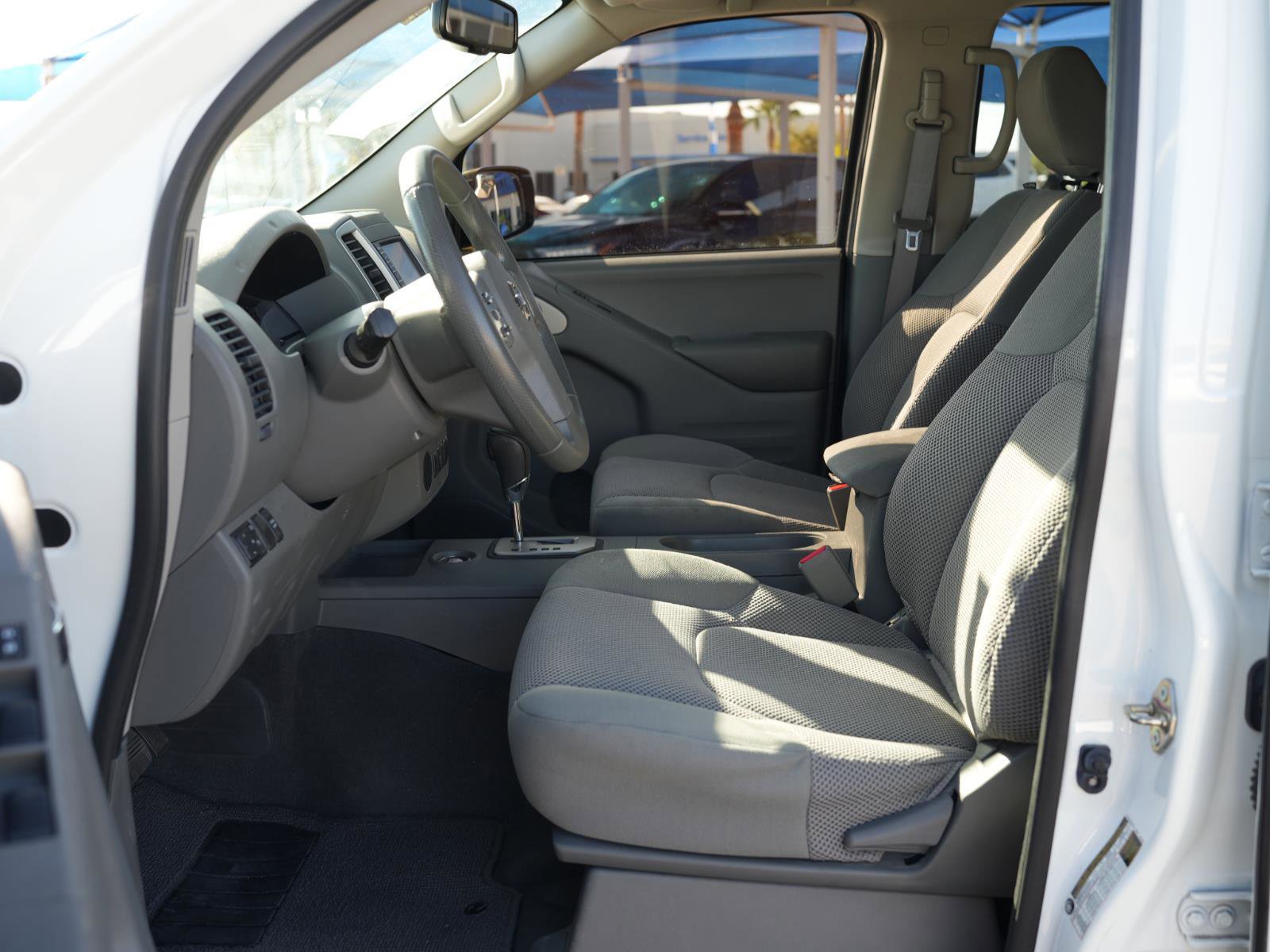 Used 2021 Nissan Frontier SV w/ Midnight Edition Floor Mats image 15