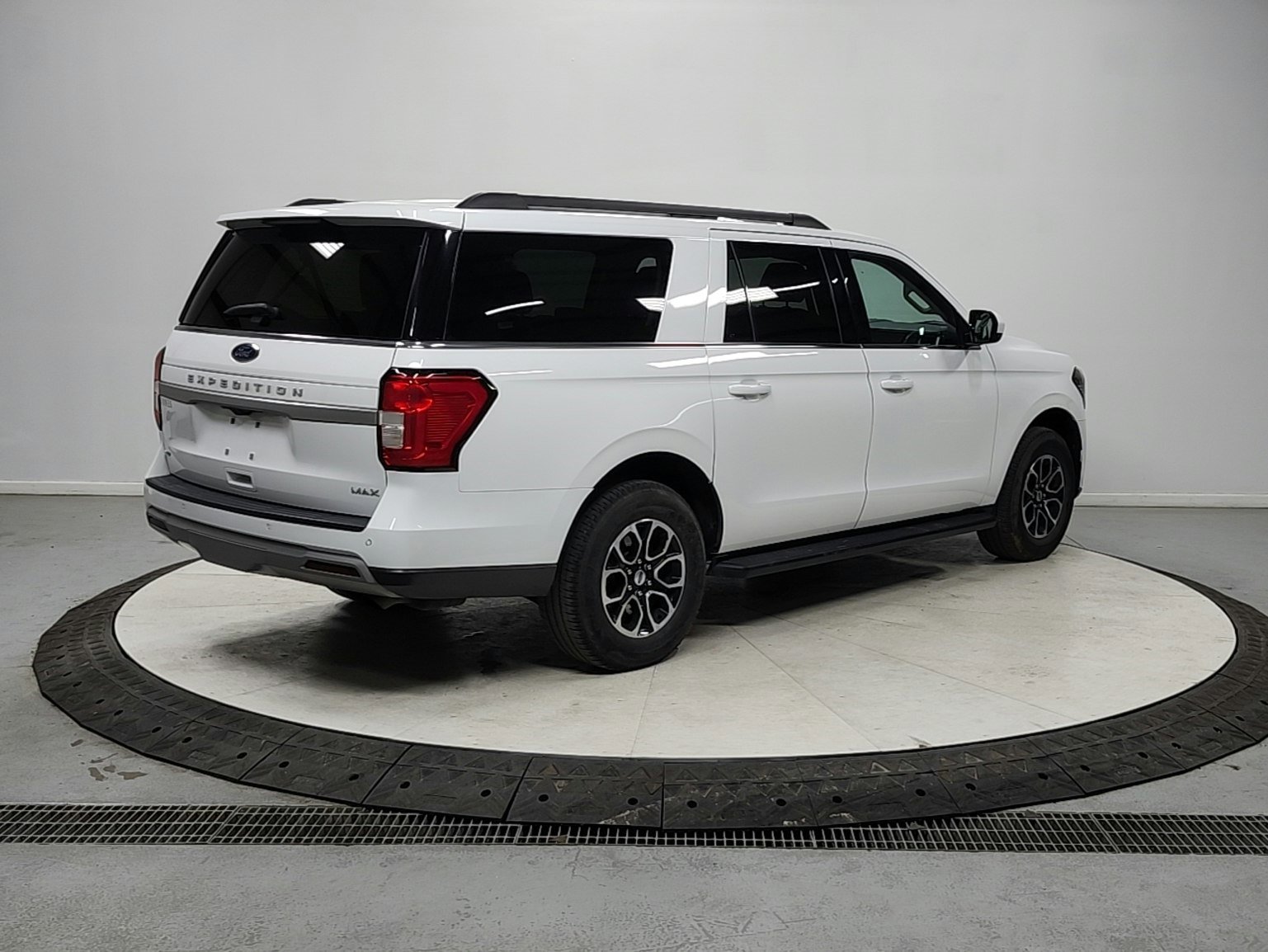 Used 2024 Ford Expedition Max XLT image 7