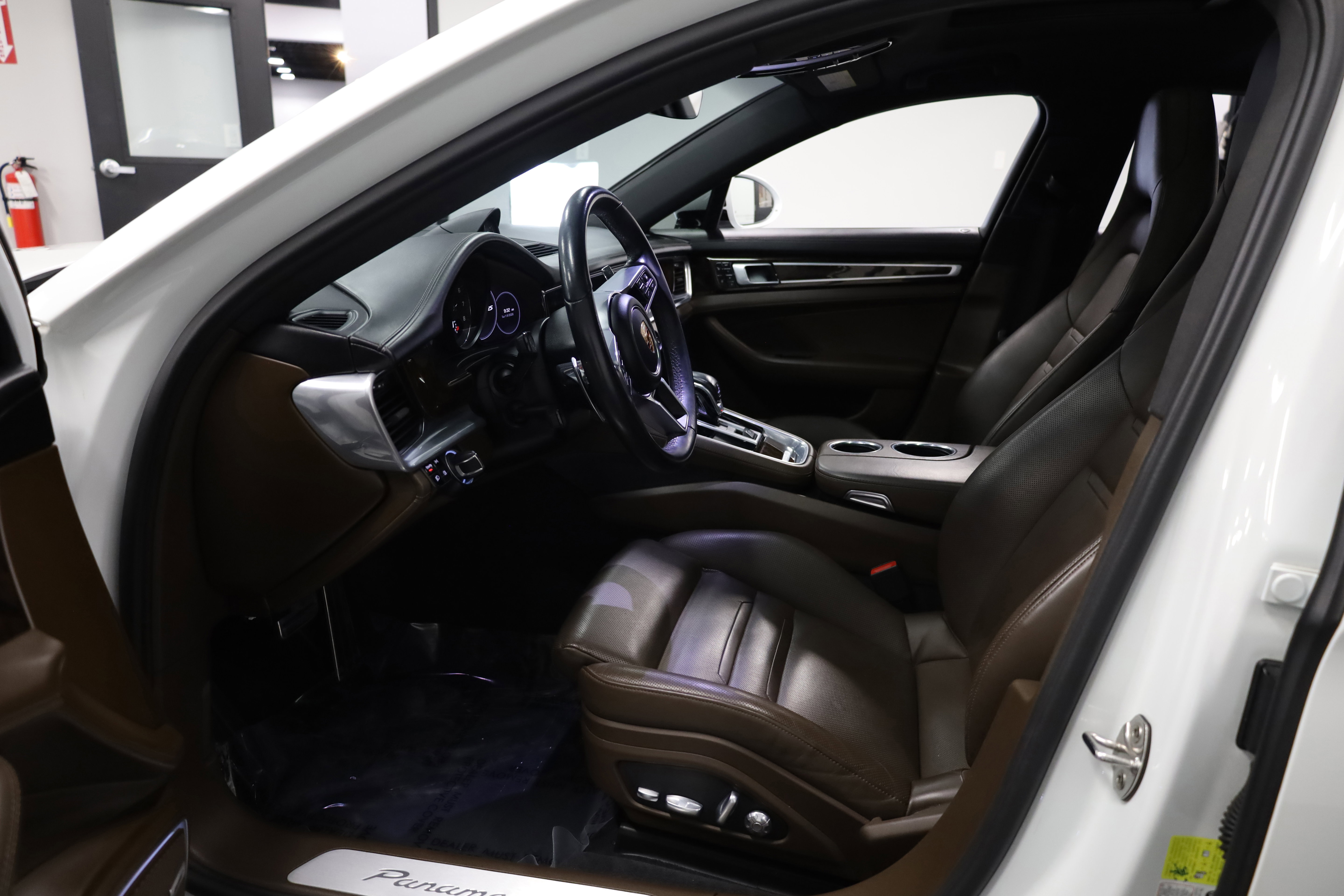 Used 2018 Porsche Panamera 4S image 16