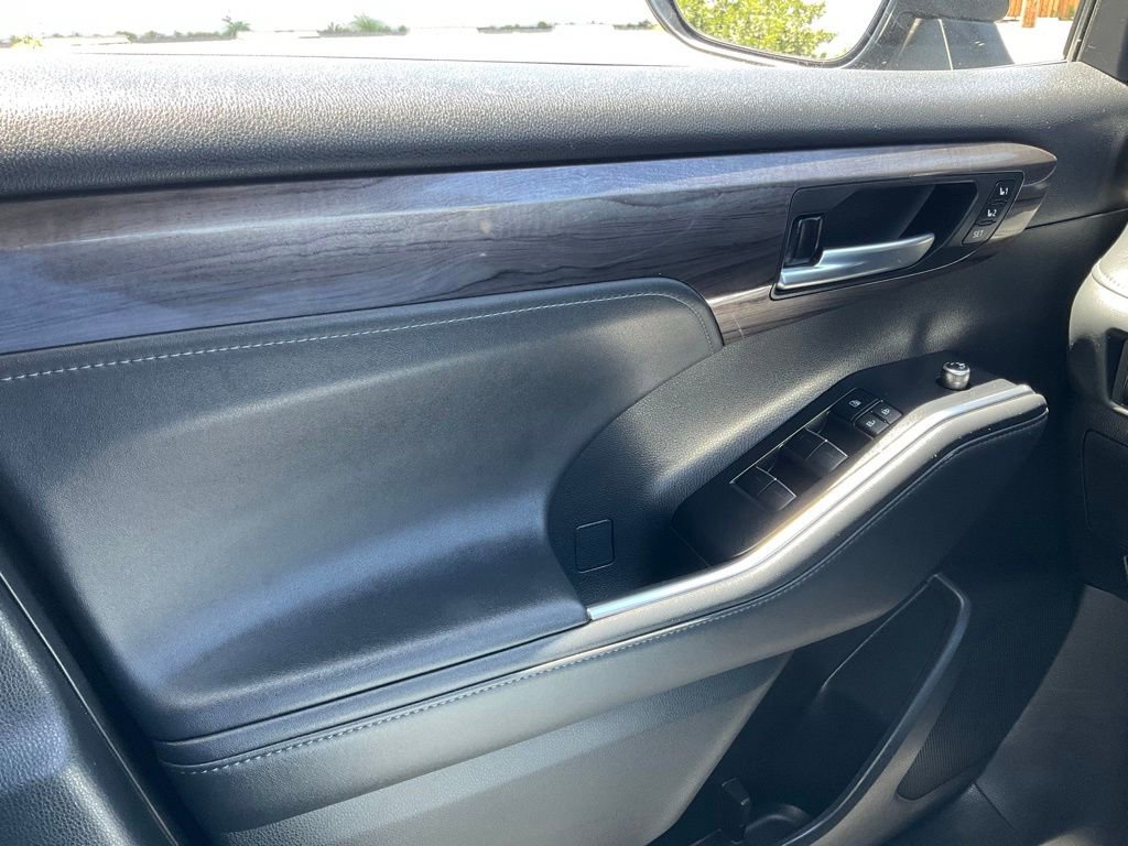 Used 2021 Toyota Highlander Limited FWD image 42