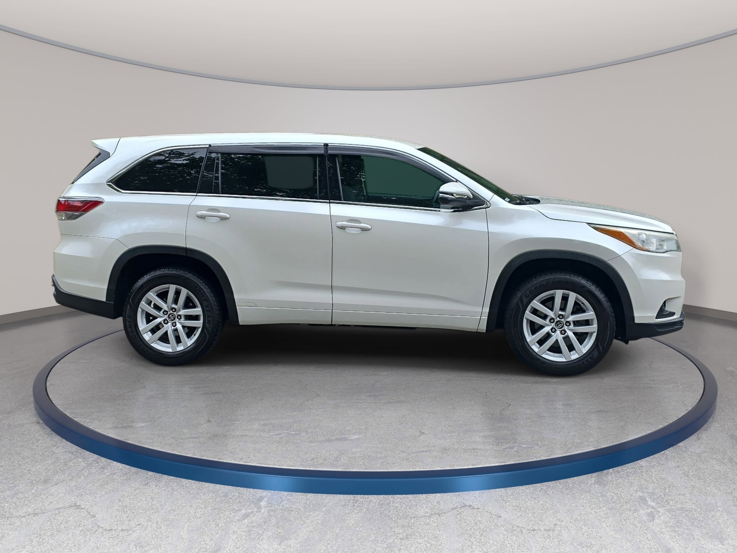 Used 2016 Toyota Highlander LE FWD image 4