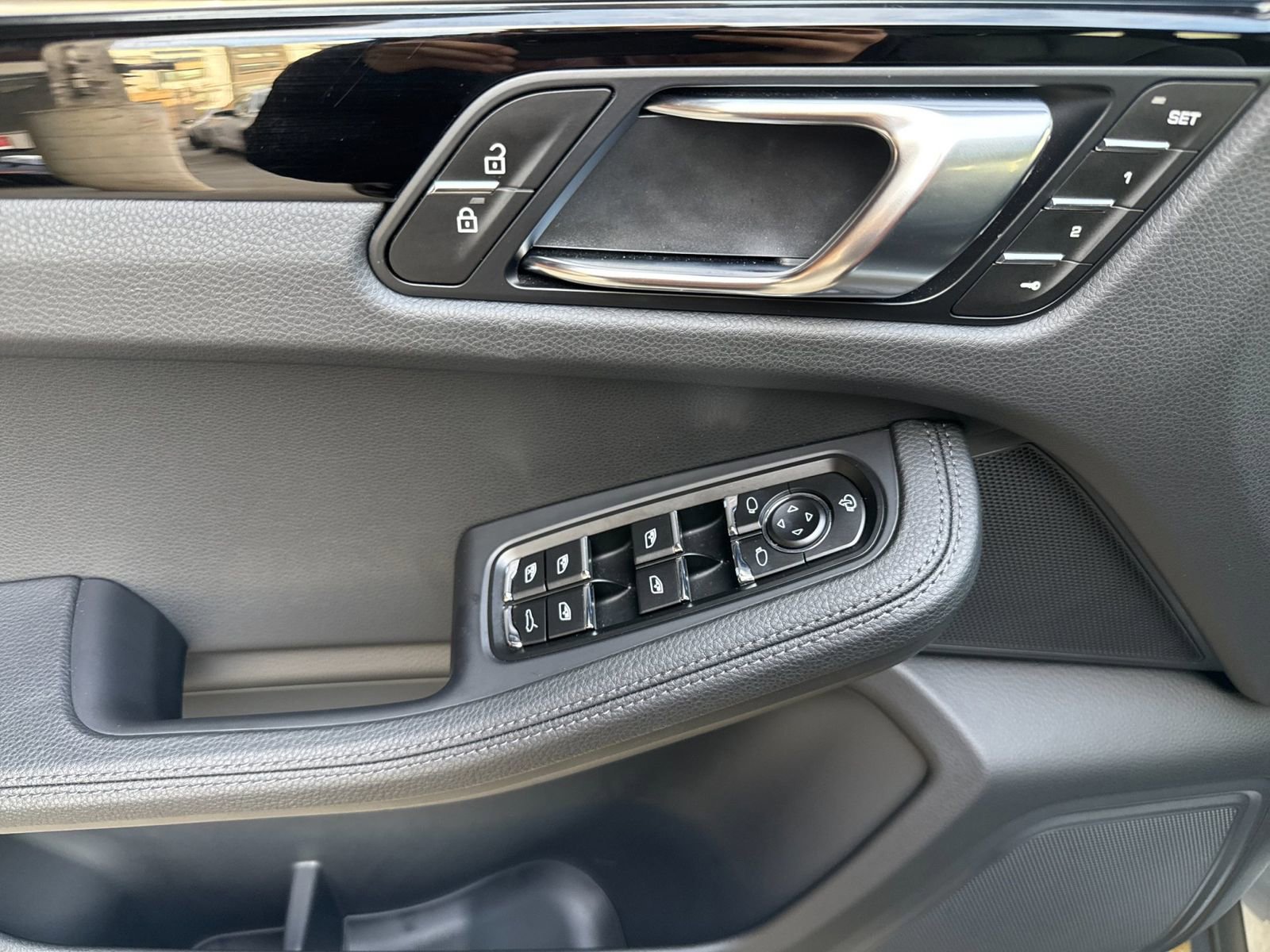 Certified 2025 Porsche Macan image 12