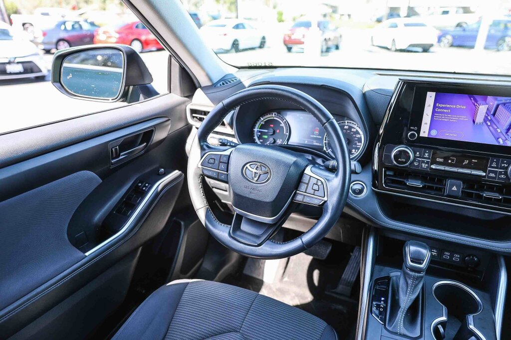 Used 2023 Toyota Highlander LE image 5