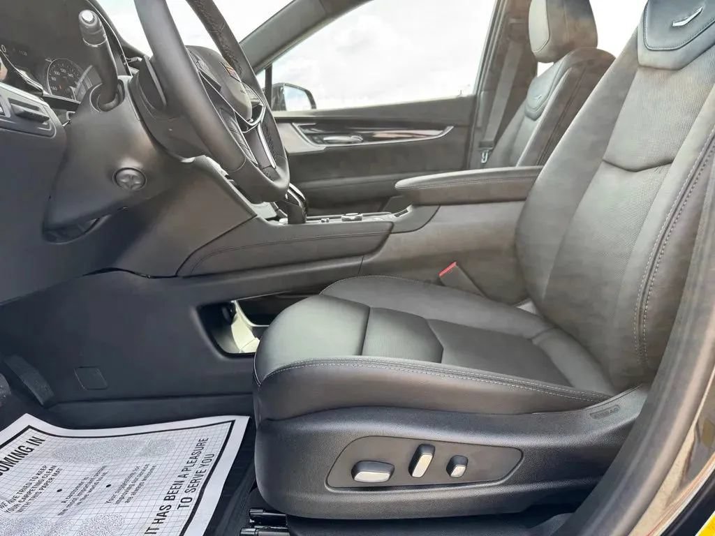 New 2026 Cadillac XT5 Premium Luxury w/ LPO, Floor Liner Package AWD/4WD image 9