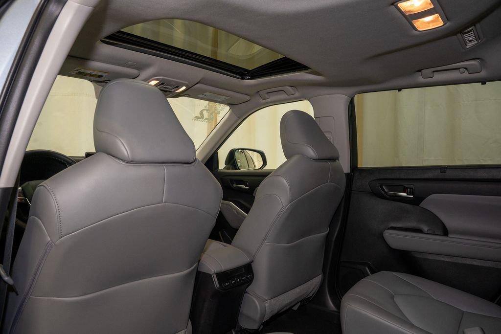 Used 2022 Toyota Highlander XLE image 11