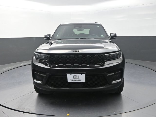 Used 2025 Jeep Grand Cherokee Altitude AWD/4WD image 5