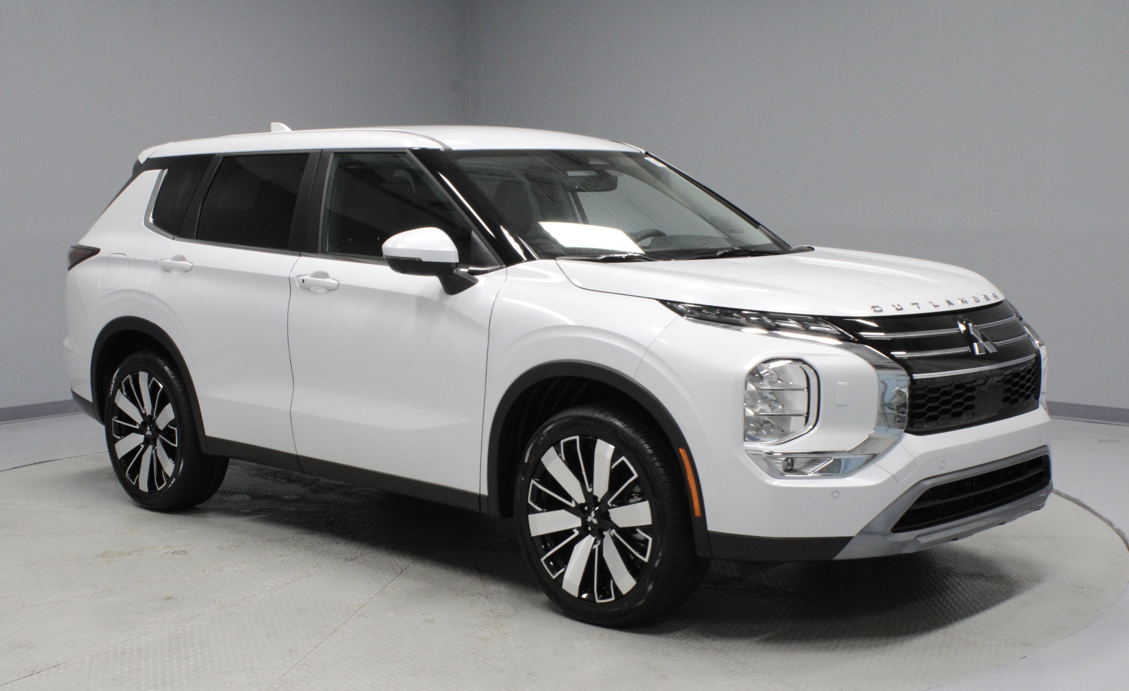 New 2025 Mitsubishi Outlander SE image 2