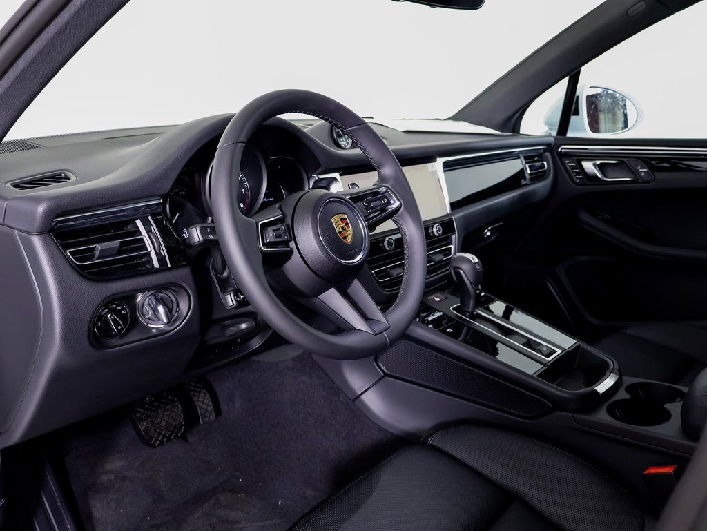 Certified 2025 Porsche Macan image 4