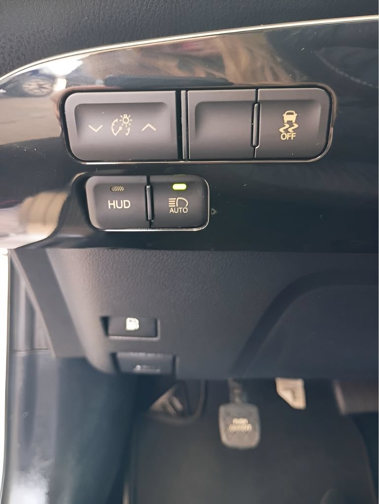 Used 2017 Toyota Prius Three w/ Advanced Technology Package FWD image 17