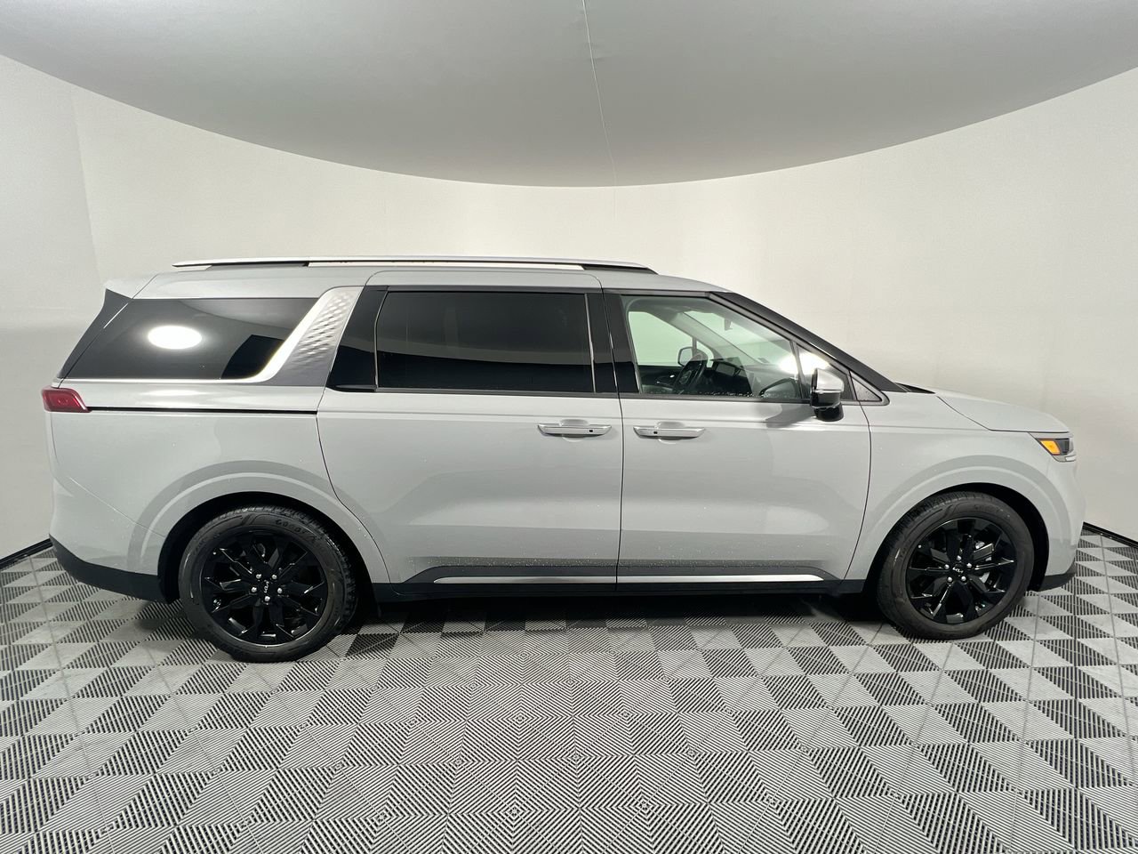 Used 2023 Kia Carnival SX Prestige FWD image 2