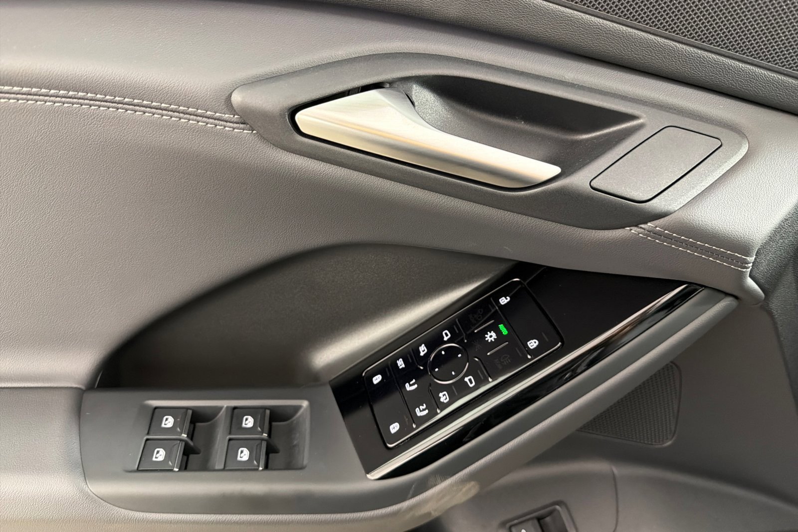 Used 2025 Audi Q6 e-tron Premium w/ Convenience Package image 10