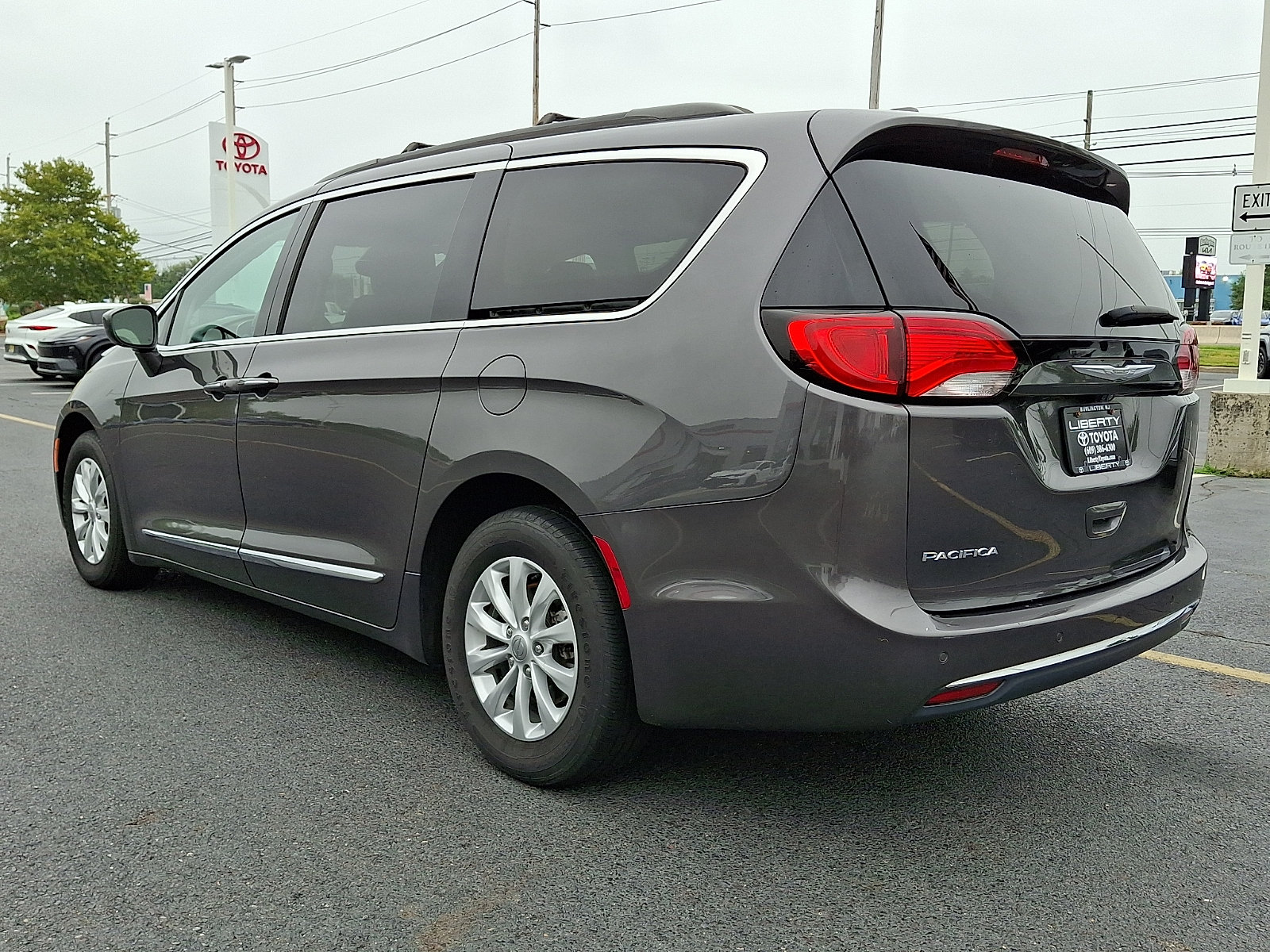 Used 2017 Chrysler Pacifica Touring-L FWD image 4