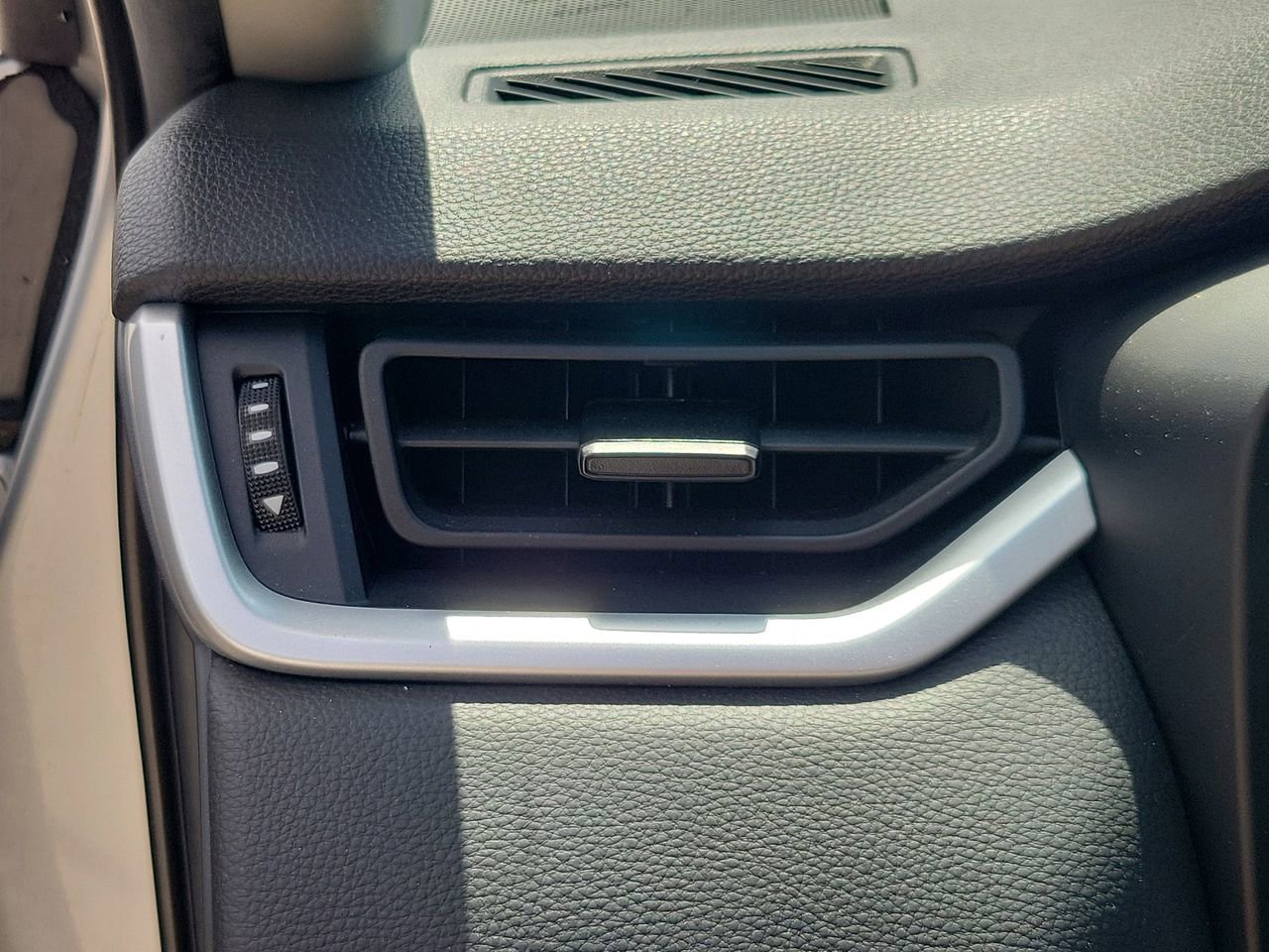 Used 2021 Toyota RAV4 XLE w/ Convenience Package FWD image 33