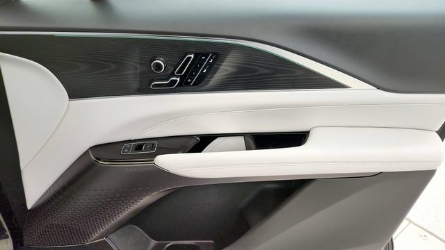 Used 2025 Cadillac Lyriq Luxury AWD/4WD image 39