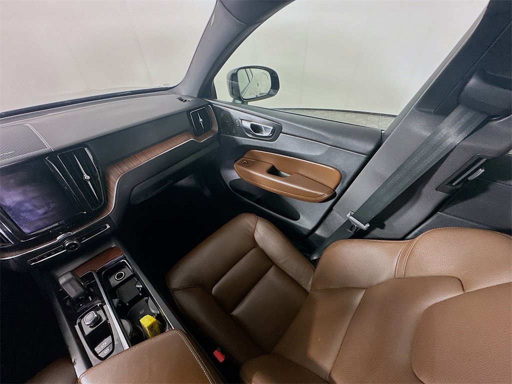 Used 2023 Volvo XC60 B5 Plus image 11