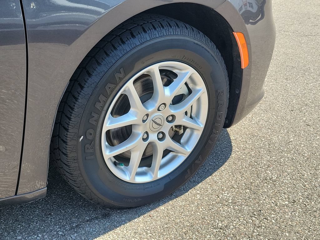 Used 2023 Chrysler Pacifica Touring-L FWD image 5