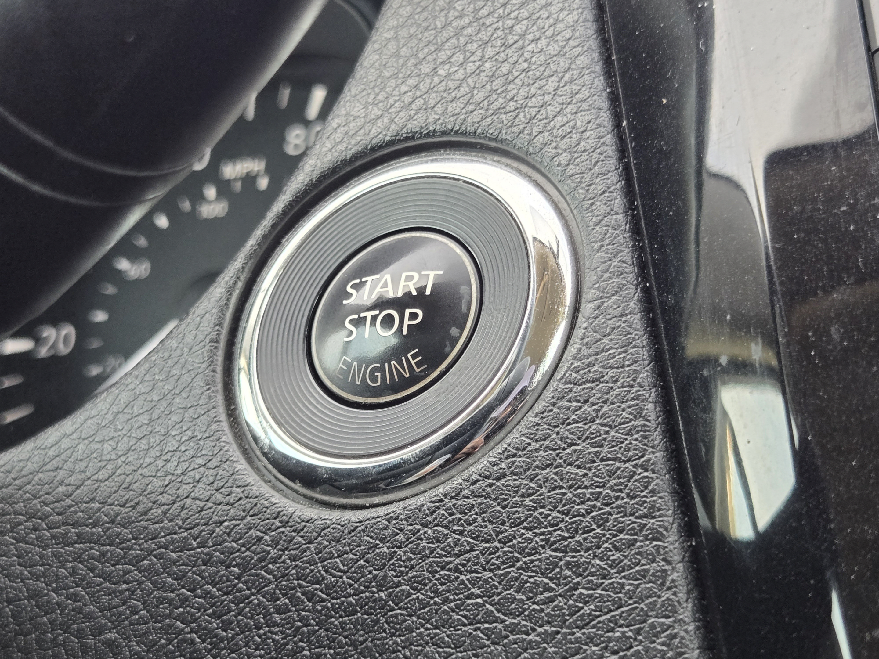 Used 2018 Nissan Rogue SV w/ Sun & Sound Touring Package AWD/4WD image 17