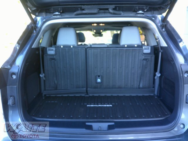 Used 2023 Toyota Highlander Limited image 32