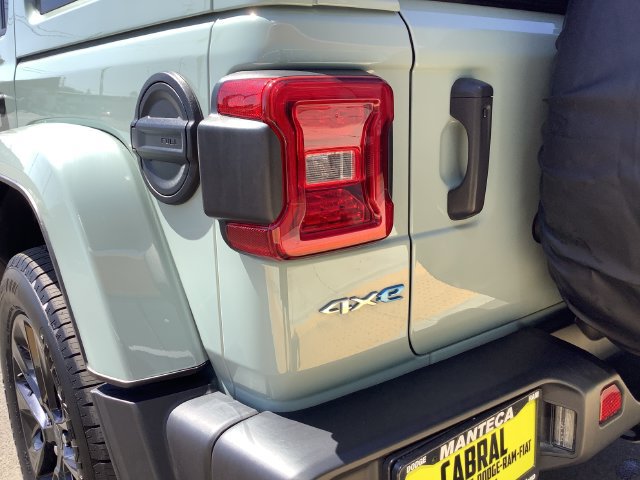 Used 2024 Jeep Wrangler Unlimited Sahara w/ Technology Group AWD/4WD image 46