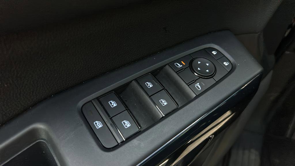 Used 2025 Nissan Pathfinder S AWD/4WD image 12