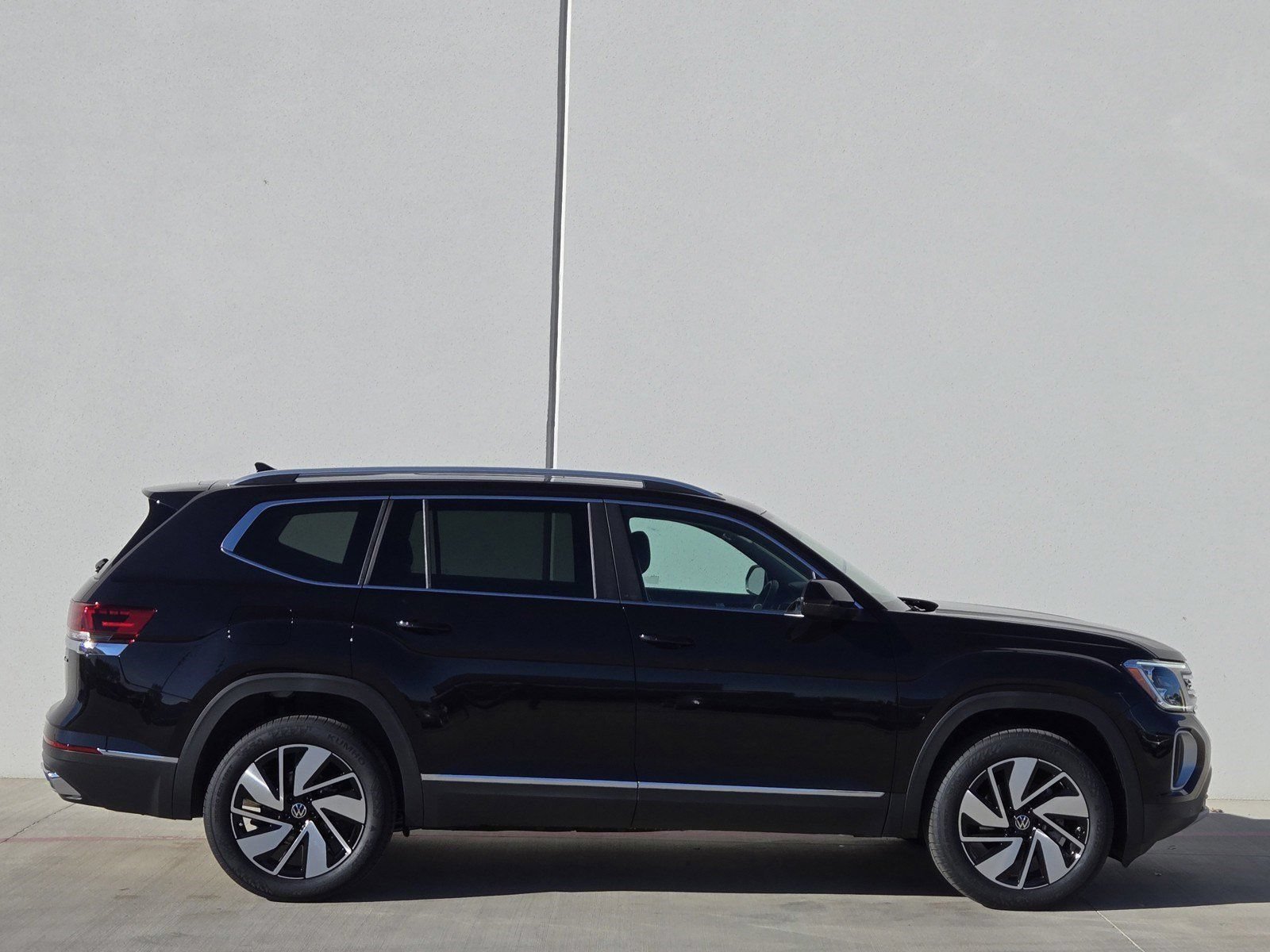 Used 2025 Volkswagen Atlas SEL AWD/4WD image 3