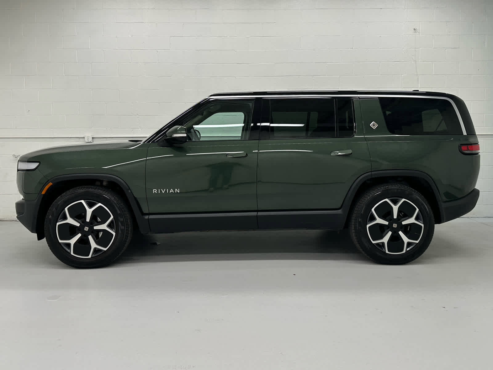 Used 2024 Rivian R1S Adventure image 3