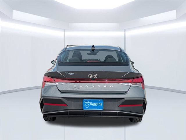 Used 2025 Hyundai Elantra SE FWD image 5