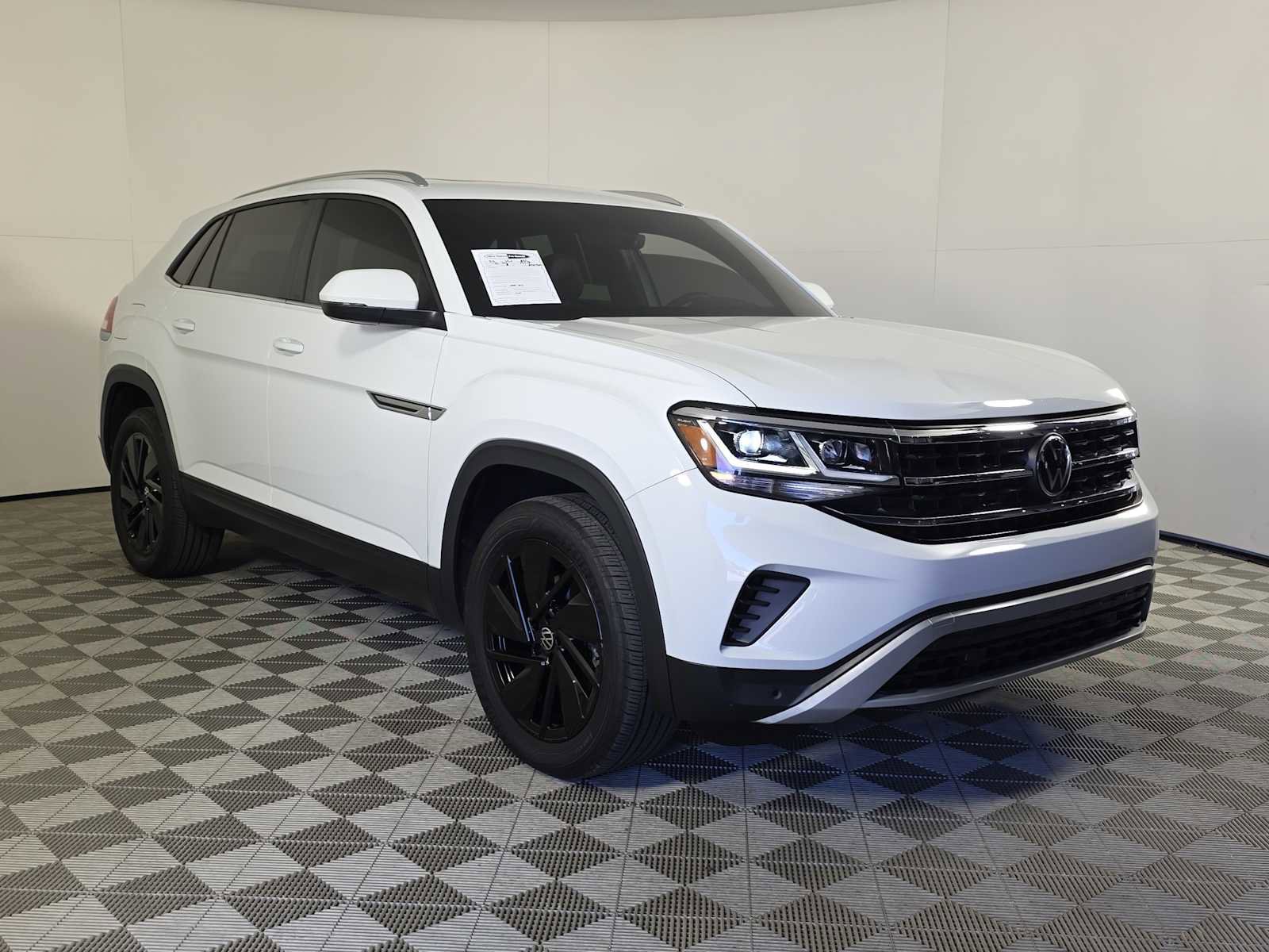 Used 2023 Volkswagen Atlas Cross Sport SE w/ Panoramic Sunroof Package image 2