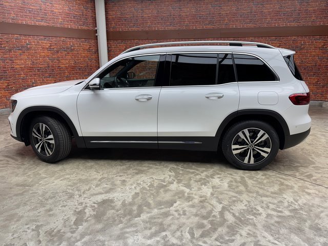 Used 2025 Mercedes-Benz GLB 250 4MATIC image 2