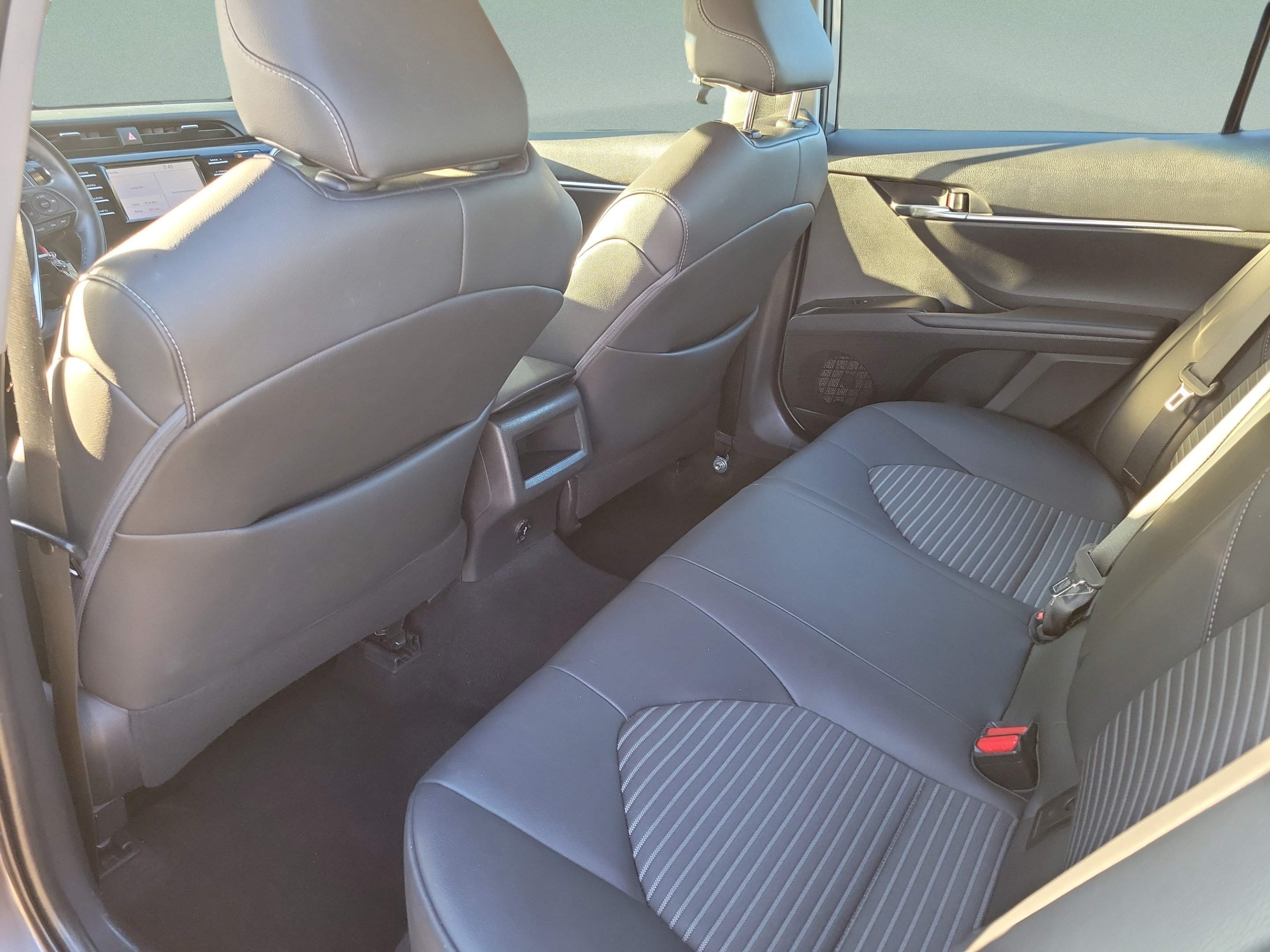 Used 2018 Toyota Camry SE FWD image 6