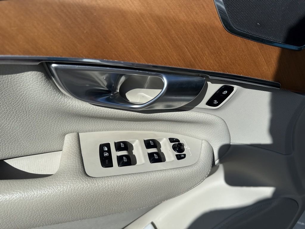 Used 2021 Volvo XC90 T6 Momentum w/ Protection Package Premier image 11