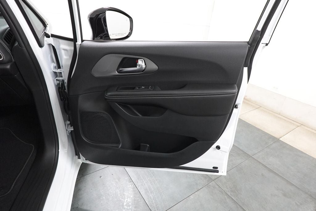 New 2027 Chrysler Pacifica Select FWD image 27