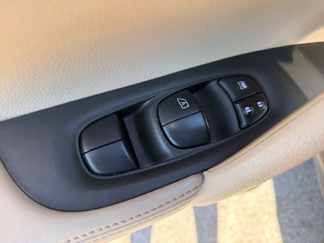Used 2017 Nissan Rogue SL w/ SL Premium Package FWD image 17