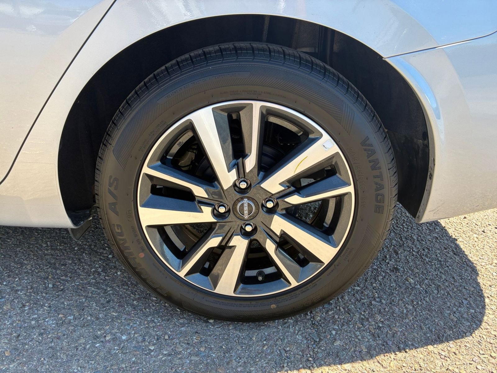Used 2025 Nissan Versa SV image 28