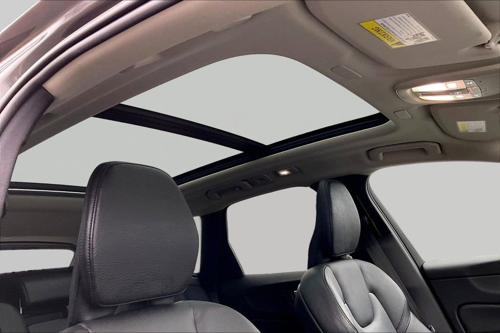 Used 2022 Volvo XC60 B5 Momentum w/ Climate Package image 27