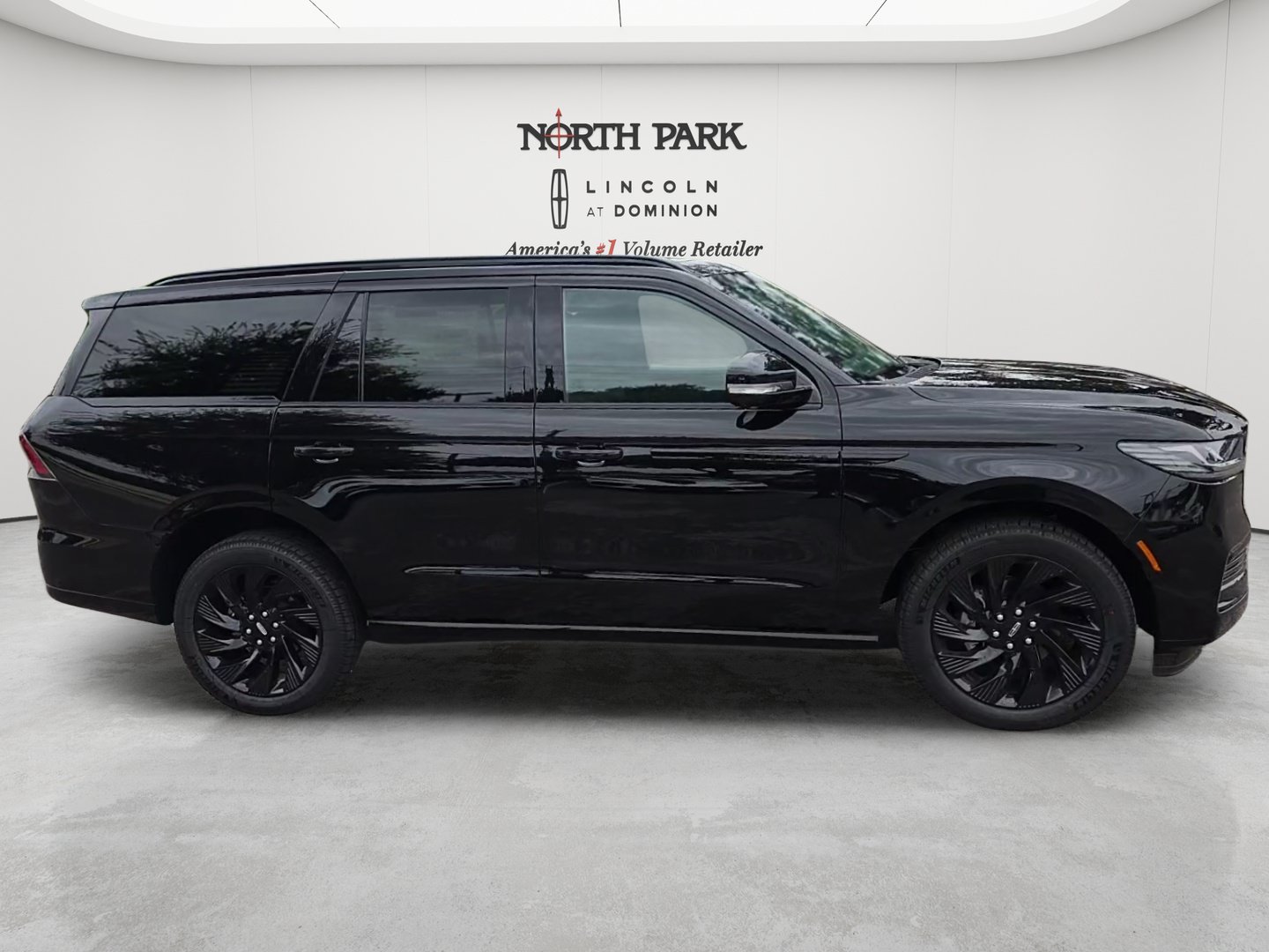 New 2026 Lincoln Navigator Reserve w/ Jet Appearance Package AWD/4WD image 6