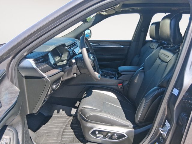 Used 2025 Jeep Grand Cherokee Overland w/ Luxury Tech Group IV AWD/4WD image 9
