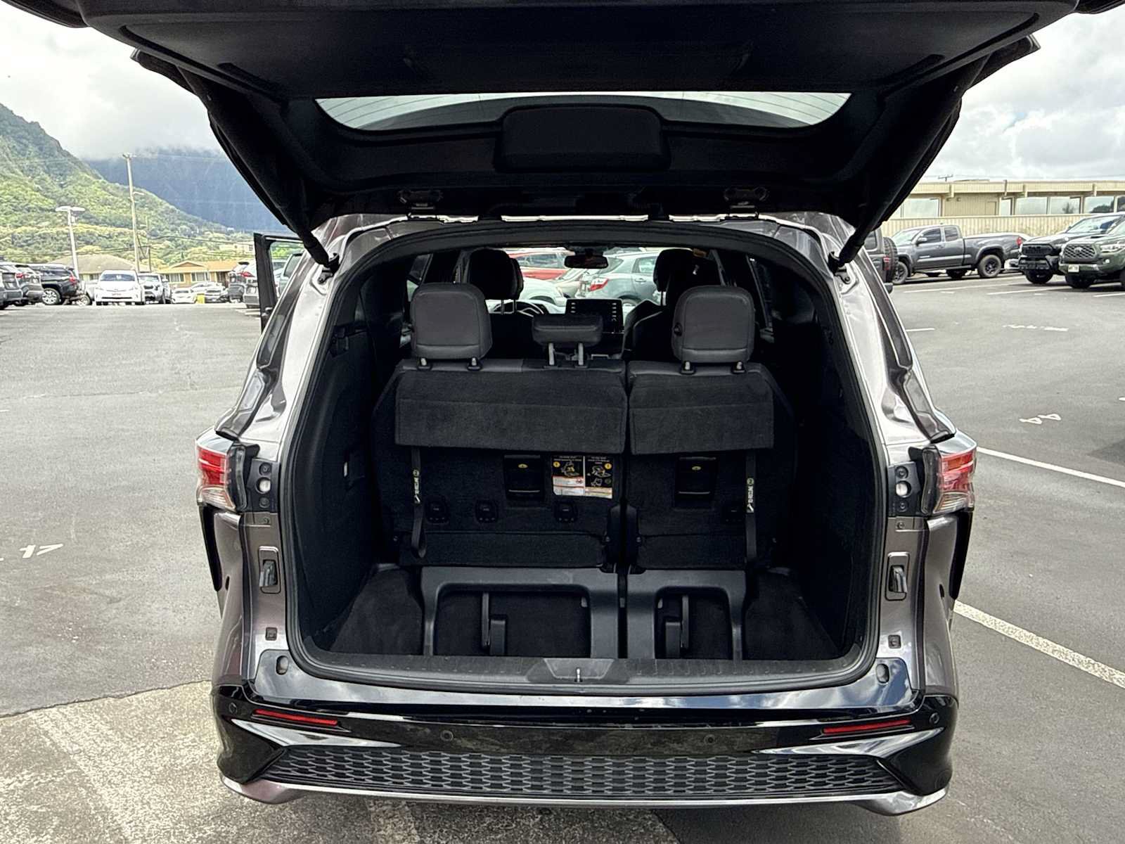 Used 2022 Toyota Sienna XSE FWD image 26