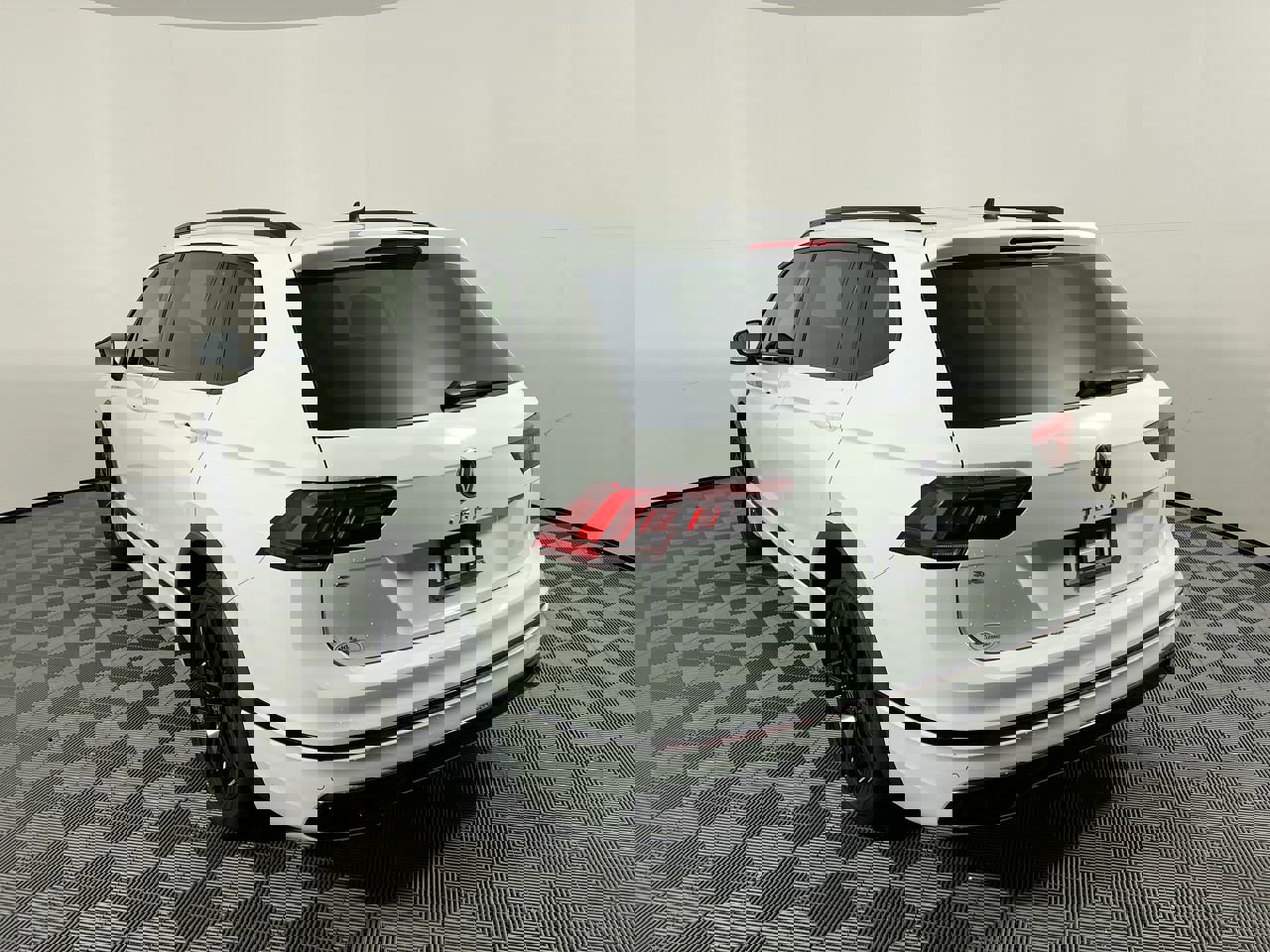 Used 2022 Volkswagen Tiguan SE R-Line image 5