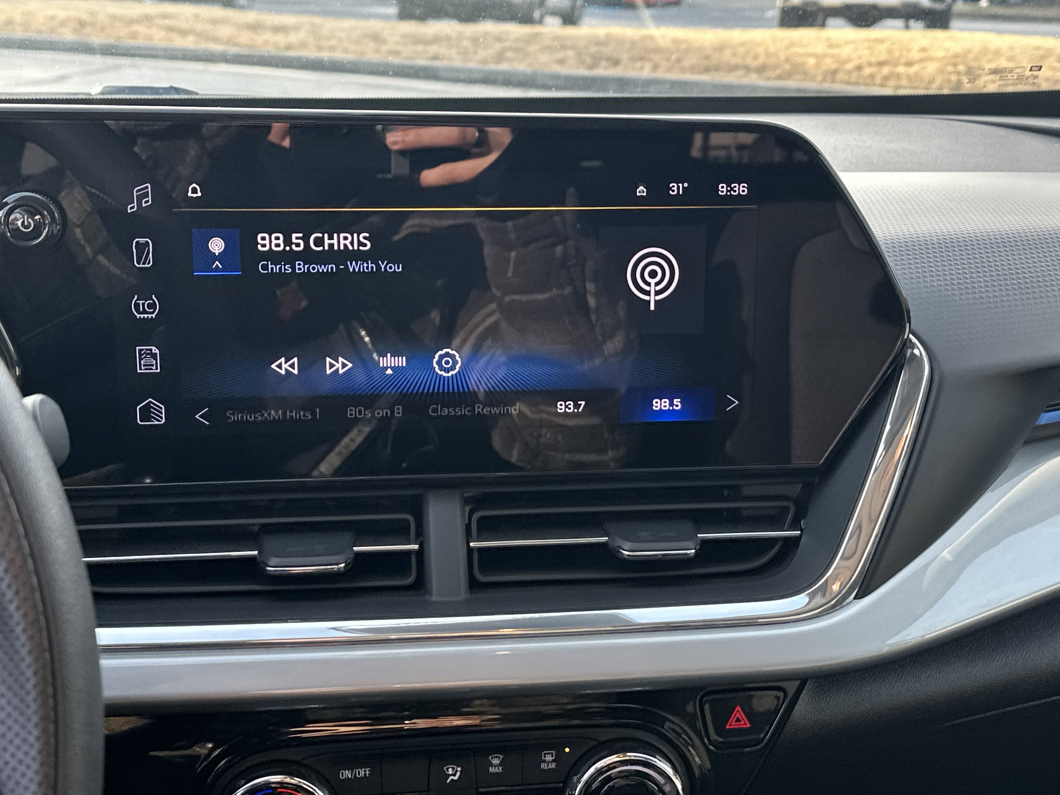 Certified 2025 Chevrolet Trax LT FWD image 28