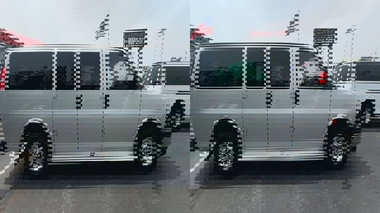 Used 2017 GMC Savana 2500 LT w/ LT Preferred Equipment Group image 9